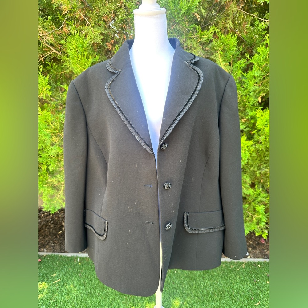 Tahari Black Blazer with Notched Lapels and Structured Shoulders - Picture 6 of 9